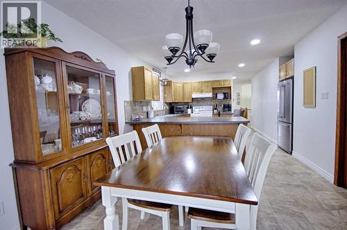 46 Heritage Crescent W, Lethbridge, AB - Indoor Photo Showing Dining Room