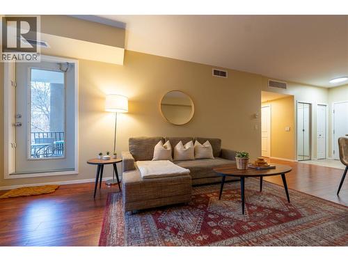 3178 Via Centrale Unit# 2201, Kelowna, BC - Indoor Photo Showing Living Room