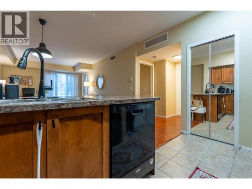 3178 Via Centrale Unit# 2201, Kelowna, BC - Indoor Photo Showing Kitchen