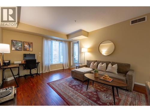 3178 Via Centrale Unit# 2201, Kelowna, BC - Indoor Photo Showing Living Room