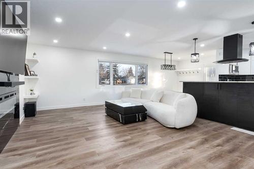 6163 Penworth Road Se, Calgary, AB - Indoor Photo Showing Living Room