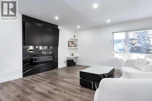 6163 Penworth Road Se, Calgary, AB - Indoor Photo Showing Living Room