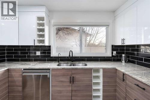 6163 Penworth Road Se, Calgary, AB - Indoor Photo Showing Kitchen With Double Sink