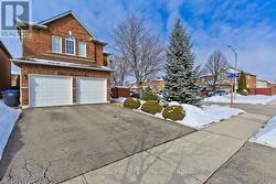 3945 FOXWOOD AVENUE  Mississauga, ON L5N 7V4