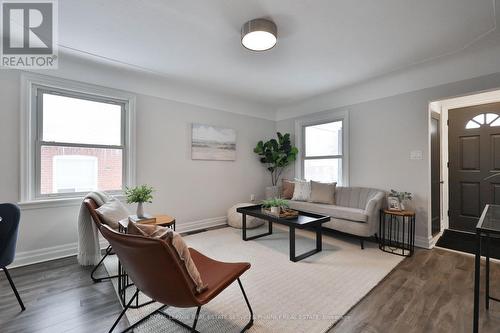 256 Walter Avenue S, Hamilton, ON - Indoor Photo Showing Living Room