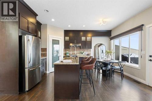 100 Lakeside View, Strathmore, AB - Indoor Photo Showing Kitchen With Upgraded Kitchen