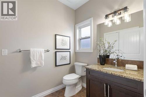 100 Lakeside View, Strathmore, AB - Indoor Photo Showing Bathroom