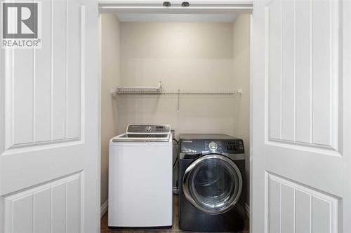 100 Lakeside View, Strathmore, AB - Indoor Photo Showing Laundry Room