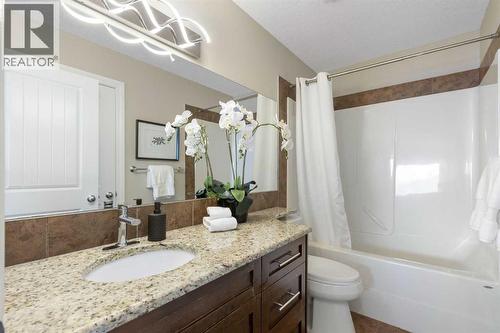 100 Lakeside View, Strathmore, AB - Indoor Photo Showing Bathroom