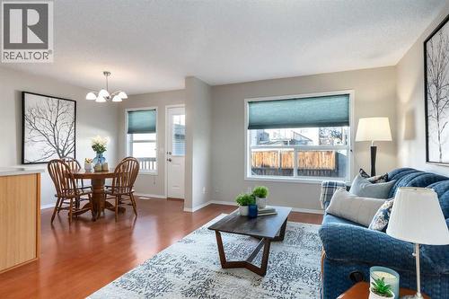 419 Coventry Road Ne, Calgary, AB - Indoor Photo Showing Living Room