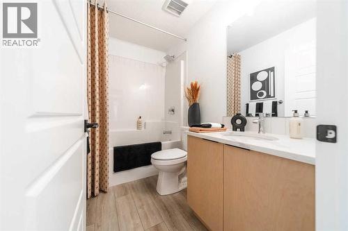 211 Langwell Common Se, Airdrie, AB - Indoor Photo Showing Bathroom