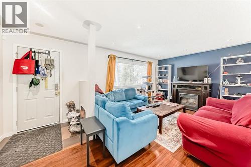 176 Hendon Drive Nw, Calgary, AB - Indoor Photo Showing Living Room