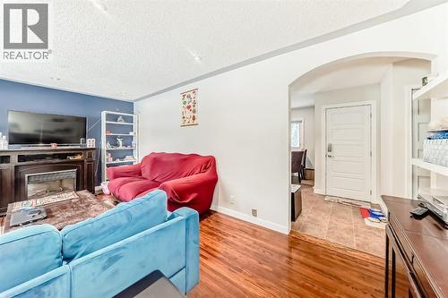 176 Hendon Drive Nw, Calgary, AB - Indoor Photo Showing Living Room