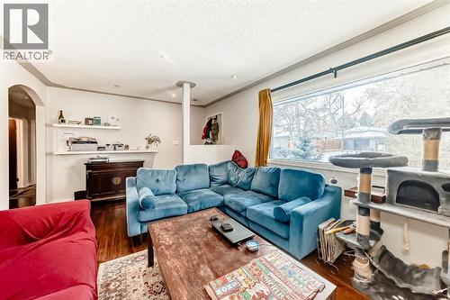 176 Hendon Drive Nw, Calgary, AB - Indoor Photo Showing Living Room