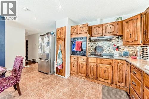 176 Hendon Drive Nw, Calgary, AB - Indoor Photo Showing Kitchen