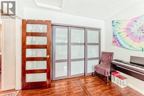 176 Hendon Drive Nw, Calgary, AB - Indoor Photo Showing Other Room