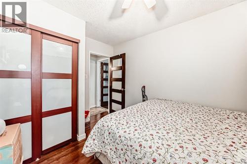 176 Hendon Drive Nw, Calgary, AB - Indoor Photo Showing Bedroom
