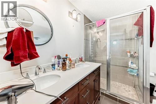 176 Hendon Drive Nw, Calgary, AB - Indoor Photo Showing Bathroom