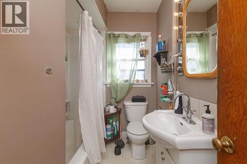 2824 Parkdale Boulevard Nw, Calgary, AB - Indoor Photo Showing Bathroom