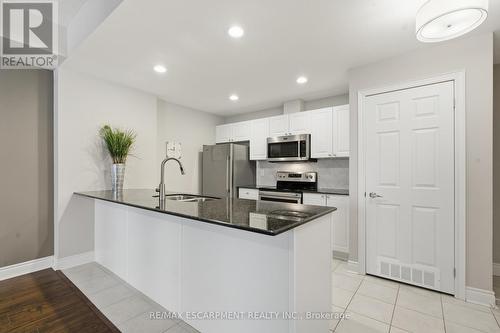 610 - 399 Elizabeth Street, Burlington, ON - Indoor Photo Showing Kitchen