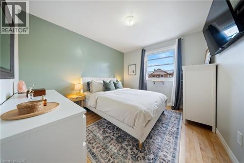 435 Waverly Street, Hamilton, ON - Indoor Photo Showing Bedroom