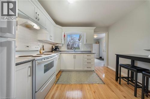 435 Waverly Street, Hamilton, ON - Indoor Photo Showing Kitchen