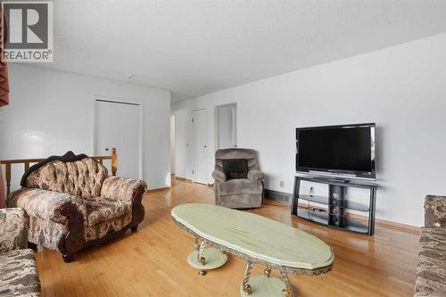 5224 5 Avenue Se, Calgary, AB - Indoor Photo Showing Living Room