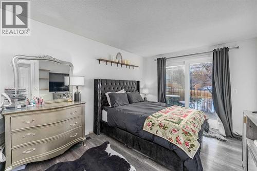 1347 Berkley Drive Nw, Calgary, AB - Indoor Photo Showing Bedroom