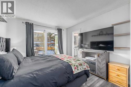 1347 Berkley Drive Nw, Calgary, AB - Indoor Photo Showing Bedroom