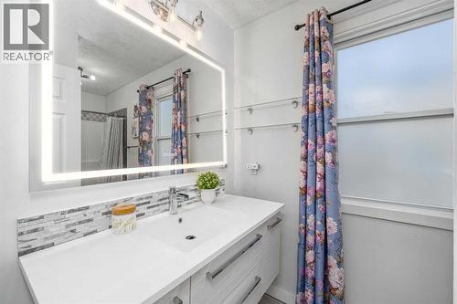 1347 Berkley Drive Nw, Calgary, AB - Indoor Photo Showing Bathroom