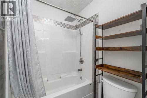 1347 Berkley Drive Nw, Calgary, AB - Indoor Photo Showing Bathroom