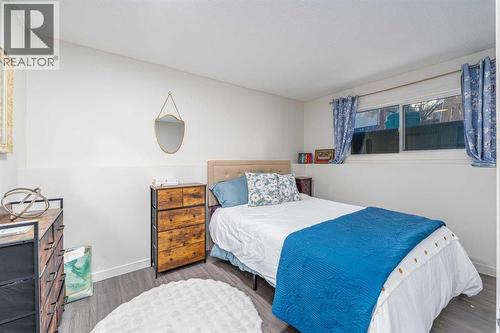 1347 Berkley Drive Nw, Calgary, AB - Indoor Photo Showing Bedroom