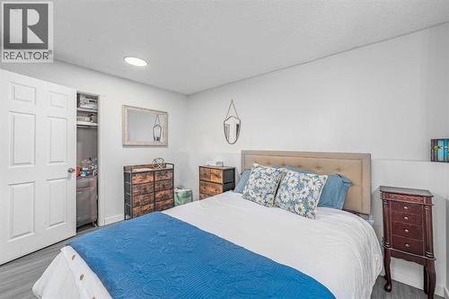 1347 Berkley Drive Nw, Calgary, AB - Indoor Photo Showing Bedroom