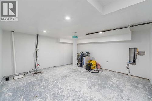 1347 Berkley Drive Nw, Calgary, AB - Indoor Photo Showing Garage
