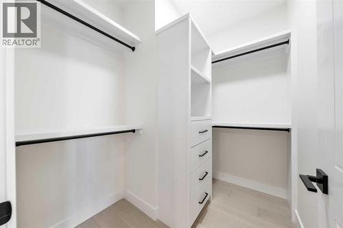 1417 42 Street Sw, Calgary, AB - Indoor With Storage