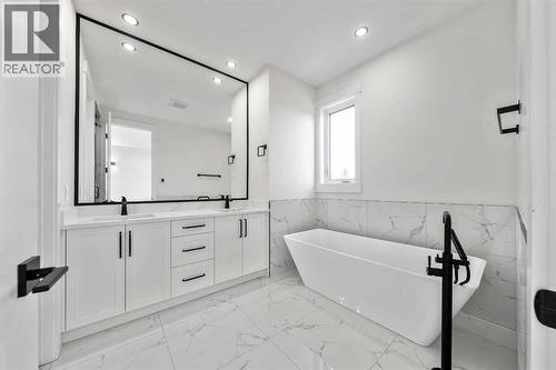 1417 42 Street Sw, Calgary, AB - Indoor Photo Showing Bathroom