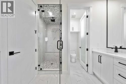Tiled Primary Steam Shower with bench - 1417 42 Street Sw, Calgary, AB - Indoor Photo Showing Bathroom