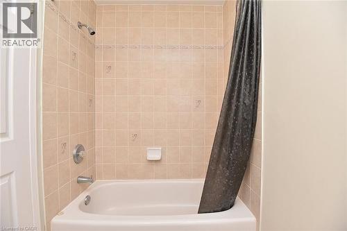 Full bath featuring shower / tub combo with curtain - 2258 Empire Crescent, Burlington, ON - Indoor Photo Showing Bathroom