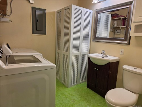 2114 Mckenzie Ave, Comox, BC 