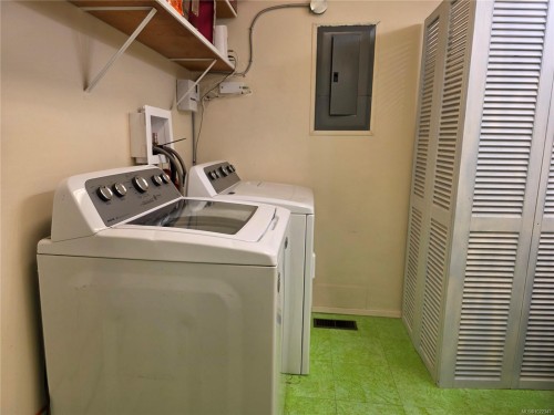 2114 Mckenzie Ave, Comox, BC 