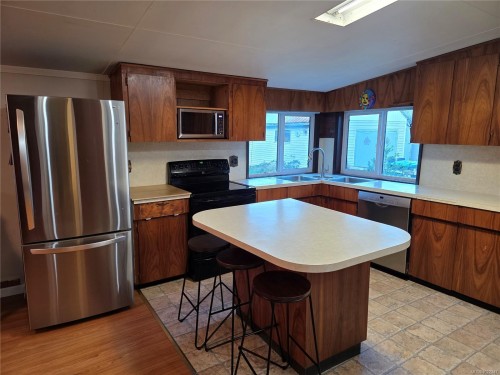 2114 Mckenzie Ave, Comox, BC 