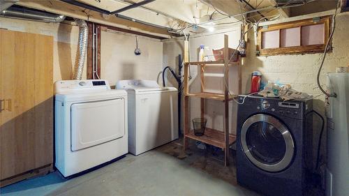 4581 Samuelson Road, Canyon, BC - Indoor Photo Showing Laundry Room