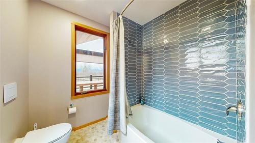 4581 Samuelson Road, Canyon, BC - Indoor Photo Showing Bathroom