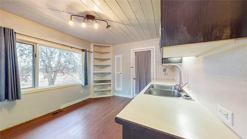 4581 Samuelson Road, Canyon, BC - Indoor Photo Showing Kitchen With Double Sink