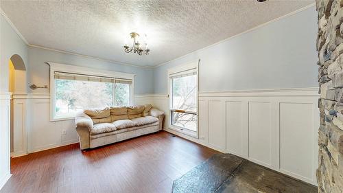 4581 Samuelson Road, Canyon, BC - Indoor Photo Showing Living Room