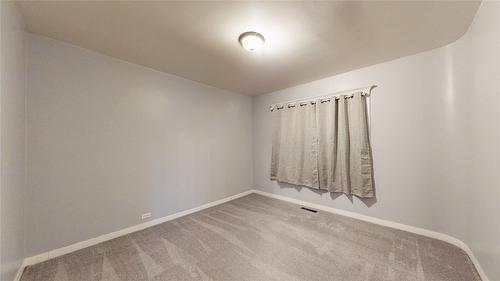 4581 Samuelson Road, Canyon, BC - Indoor Photo Showing Other Room
