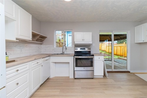 1628 Robert St, Crofton, BC - Indoor Photo Showing Kitchen