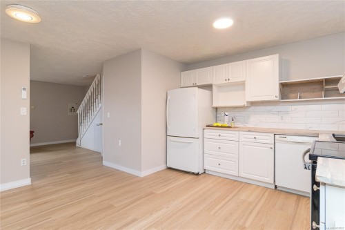 1628 Robert St, Crofton, BC - Indoor Photo Showing Kitchen