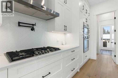 234 25 Avenue Ne, Calgary, AB - Indoor Photo Showing Kitchen With Upgraded Kitchen