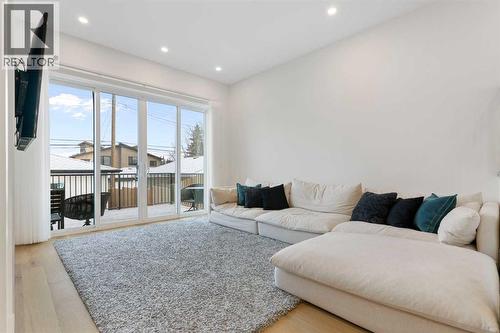 234 25 Avenue Ne, Calgary, AB - Indoor Photo Showing Living Room